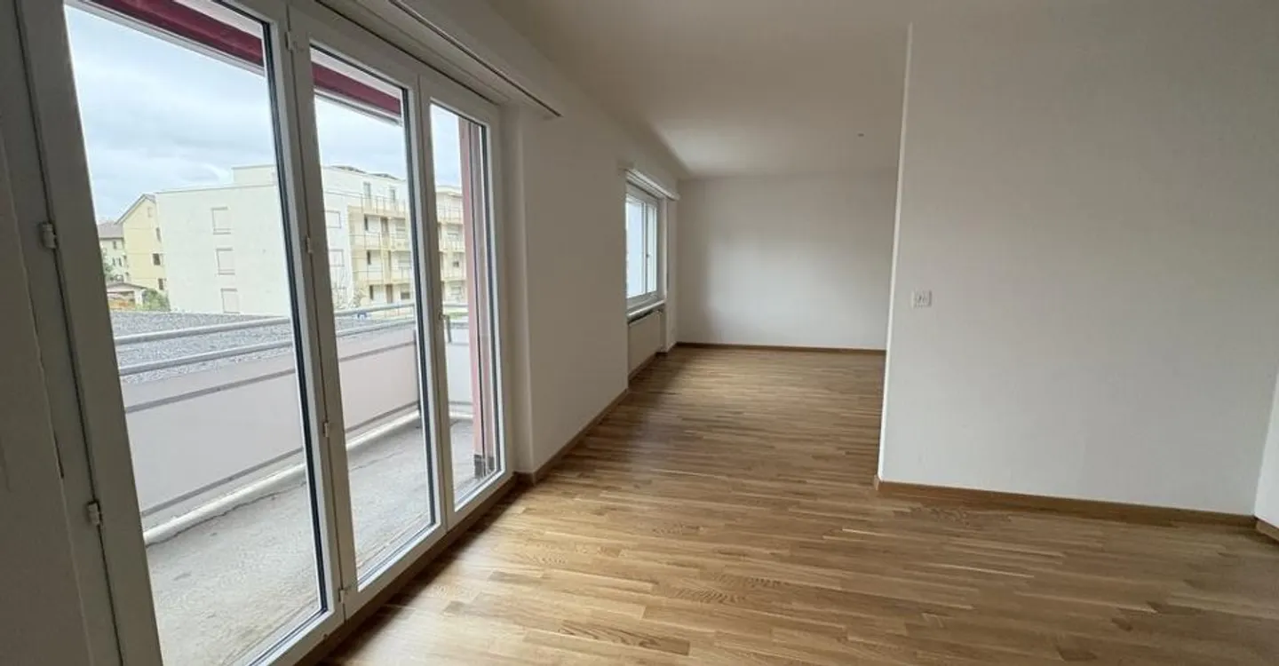 2.5 Room Apartment with Spacious Balcony in Biel-Bienne - Photo 2 of 8