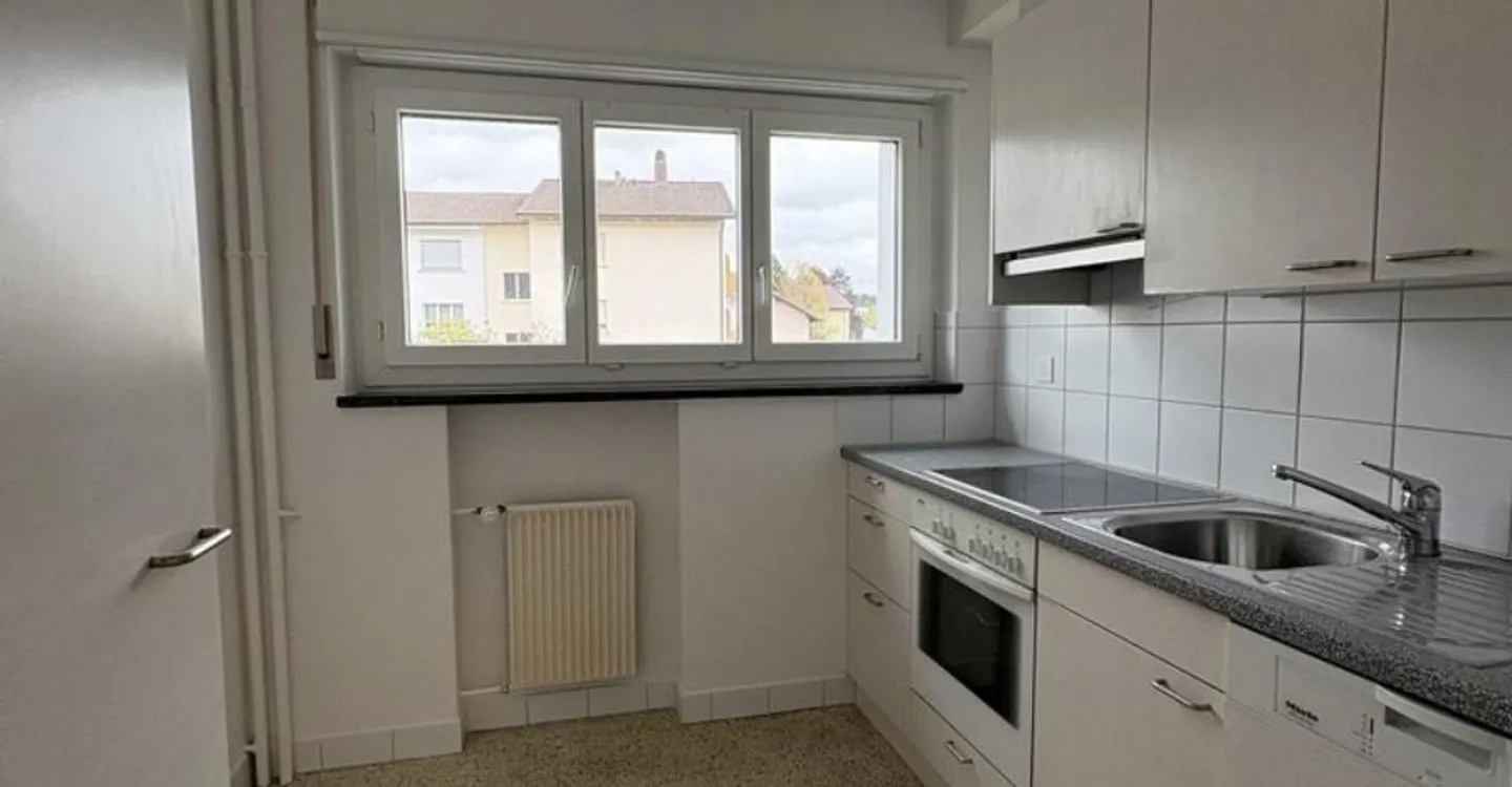 2.5 Room Apartment with Spacious Balcony in Biel-Bienne - Photo 5 of 8