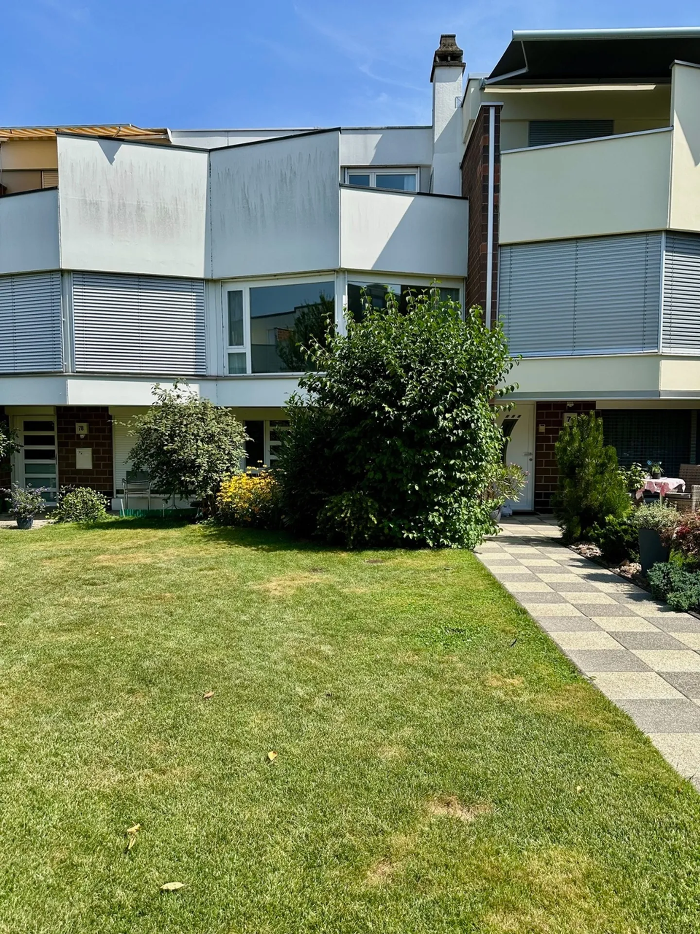 Casa a schiera con giardino e posto auto in posizione centrale - Foto 1 di 9