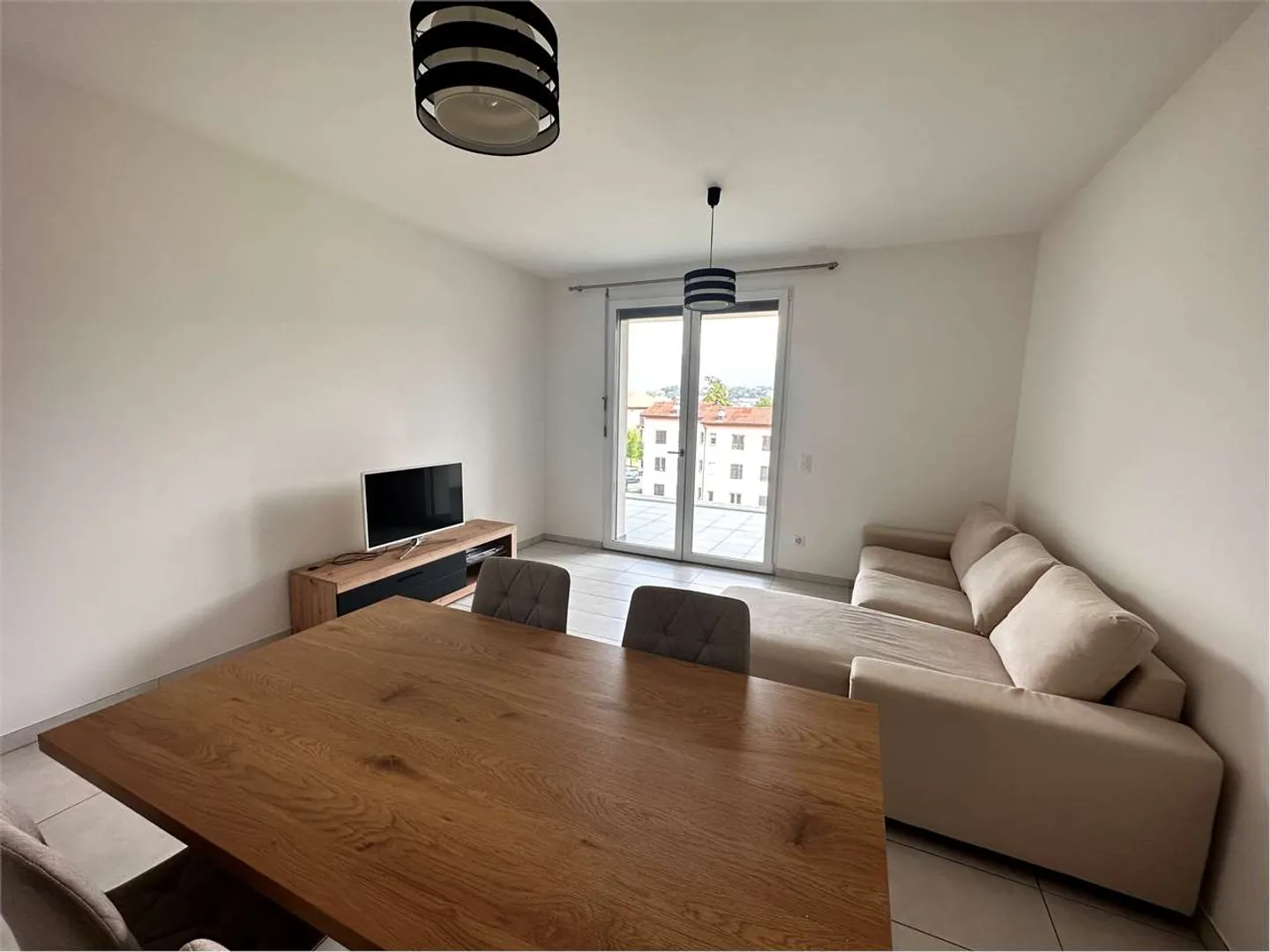Helles 2,5-Zimmer-Wohnung komplett möbliert mit großem Terrassenbereich - Foto 2 von 13