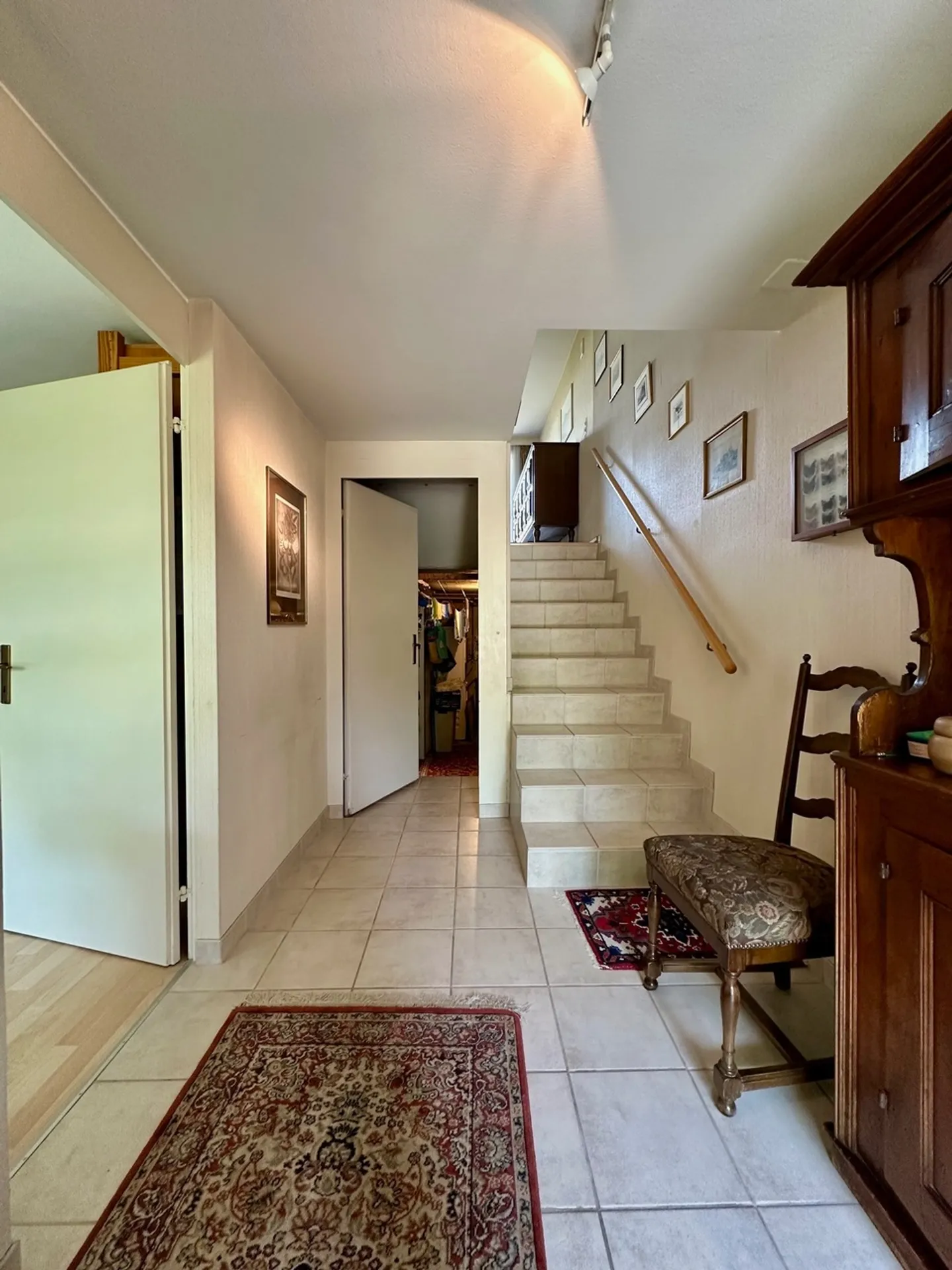Casa a schiera con giardino e posto auto in posizione centrale - Foto 3 di 9