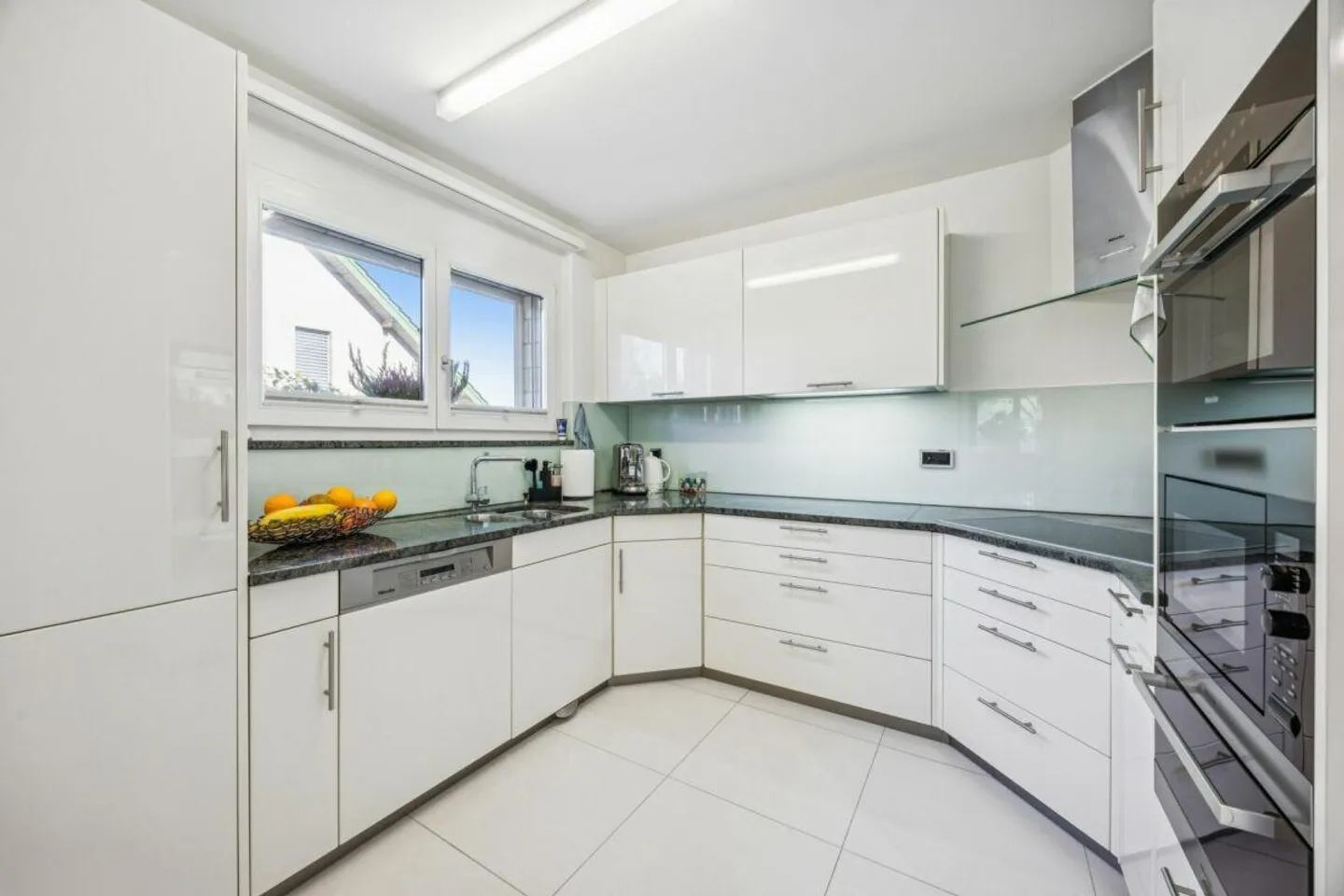 Vivre dans le vert : jardin, intimité et accès direct à la forêt - Photo 7 sur 14