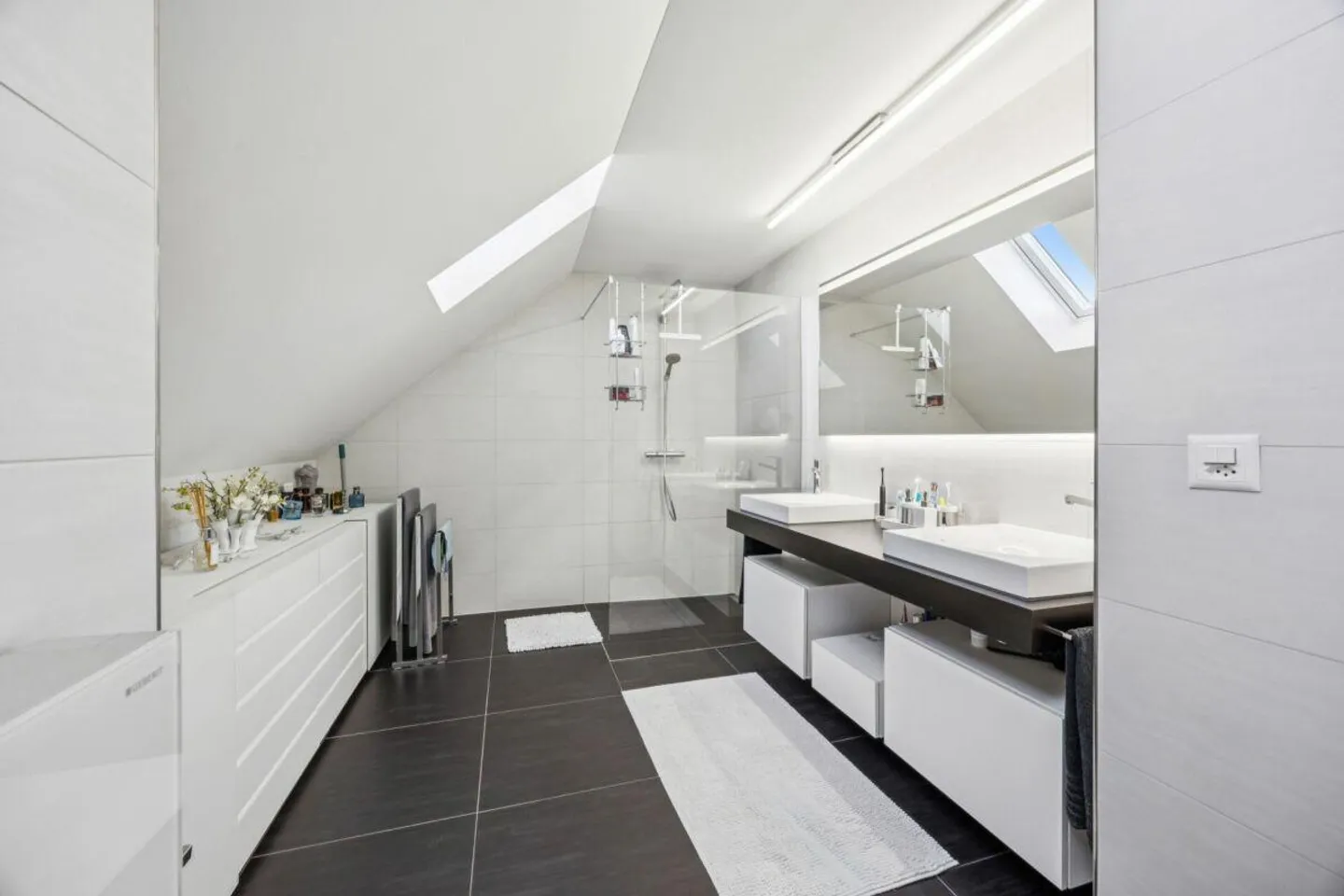 Vivre dans le vert : jardin, intimité et accès direct à la forêt - Photo 11 sur 14