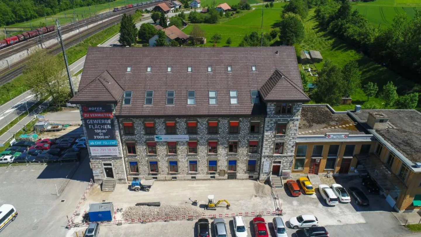 Attractive commercial space up to 1,100m2 in the best location in Rothrist for rent! - Photo 2 of 2
