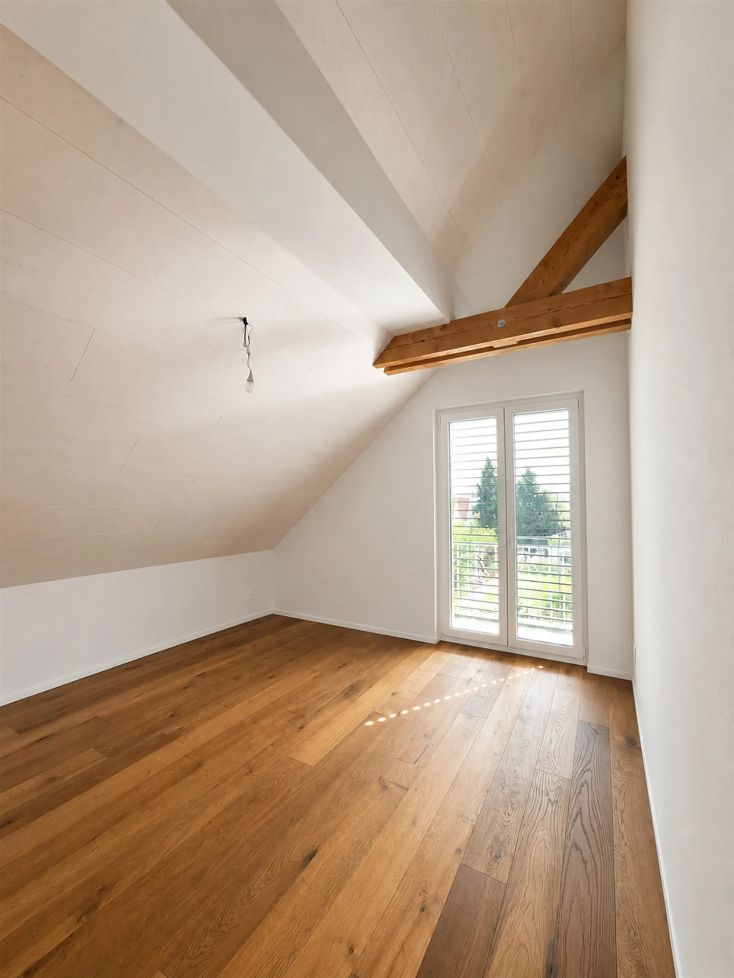A Home to Fall in Love With: Dreamily Renovated 4.5-Room Apartment - Photo 5 of 12