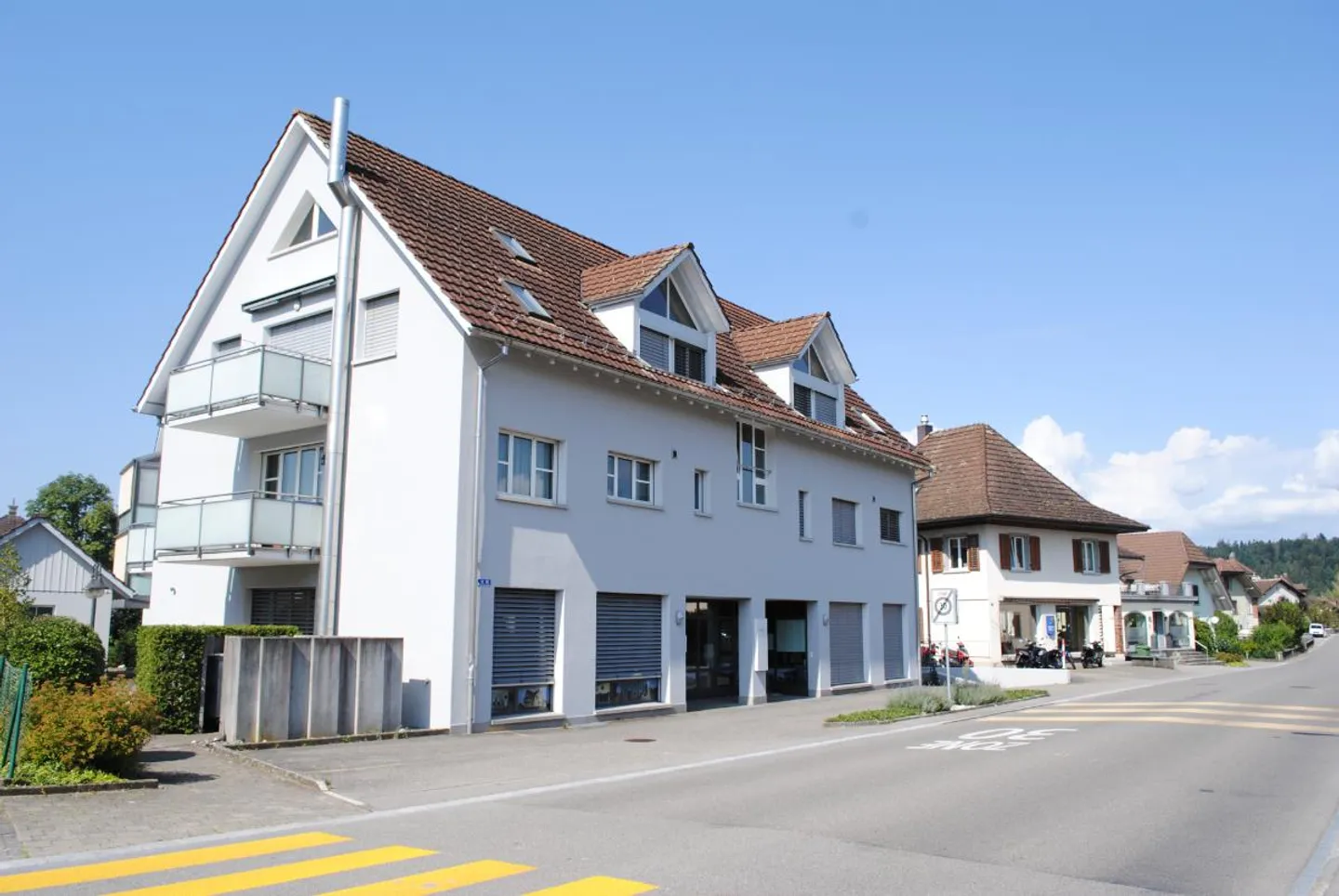 Negozio con 4 vetrine e parcheggi in posizione centrale a 4914 Roggwil - Foto 2 di 10