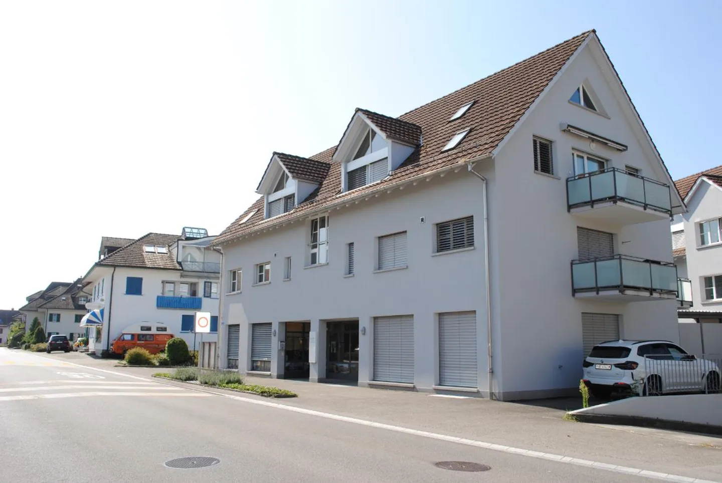 Negozio con 4 vetrine e parcheggi in posizione centrale a 4914 Roggwil - Foto 3 di 10