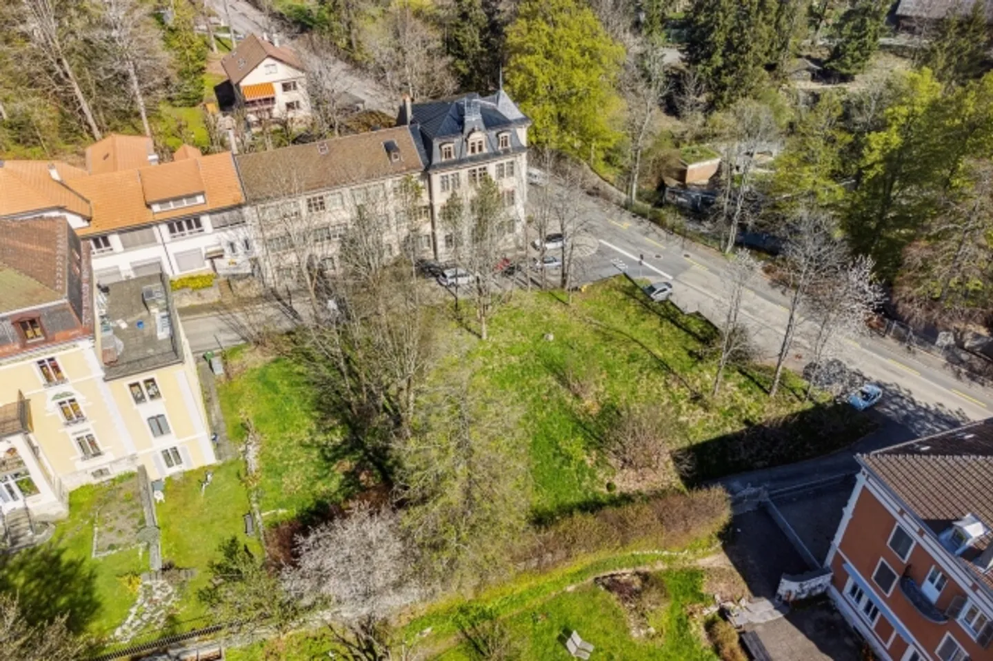 Terrain à bâtir dans un quartier résidentiel au nord de la ville - Photo 4 sur 6