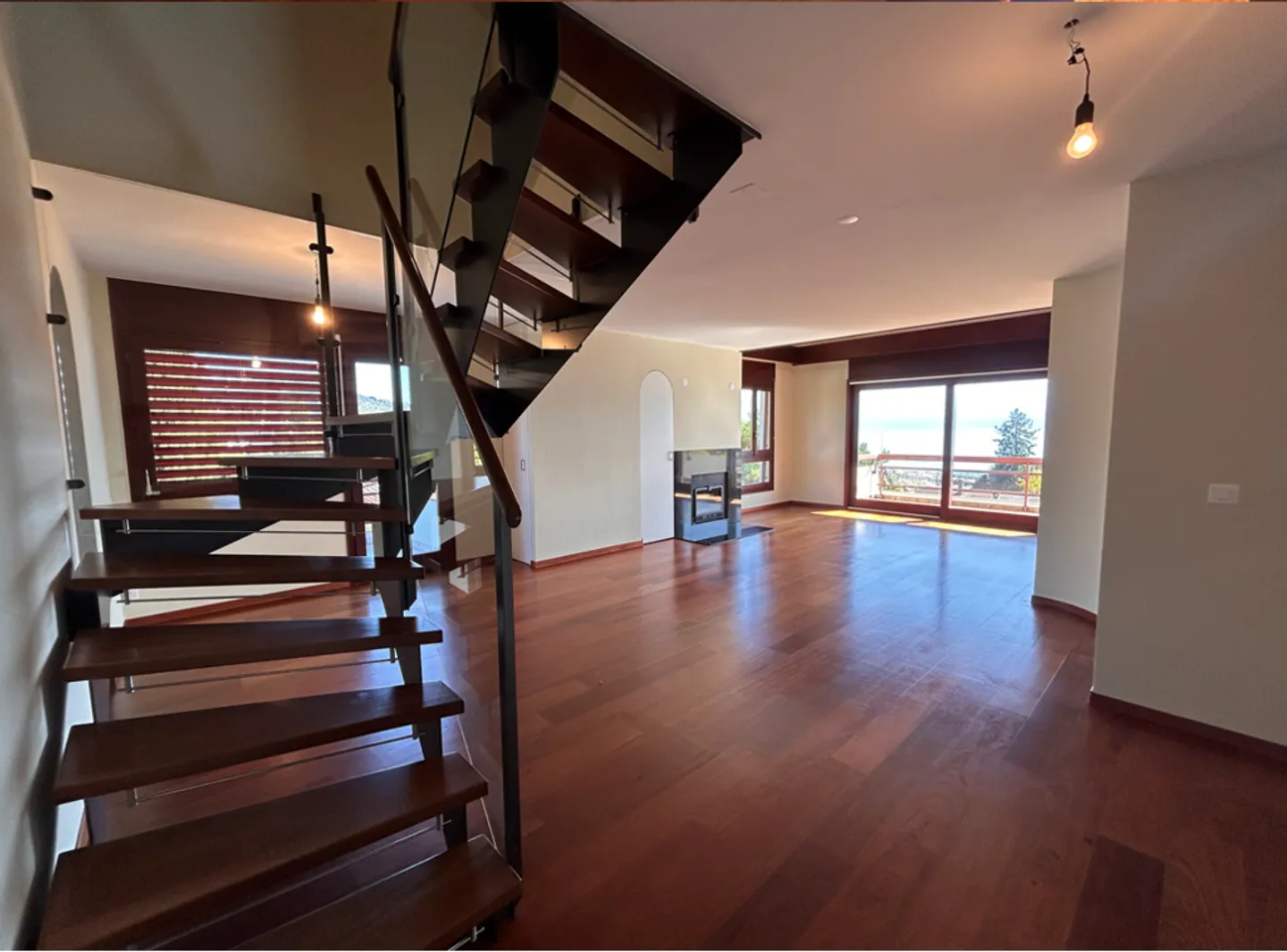 Prachtiges Duplex von 4.5 Zimmern im 2. Stock mit etwa 145m2 - Foto 3 von 11
