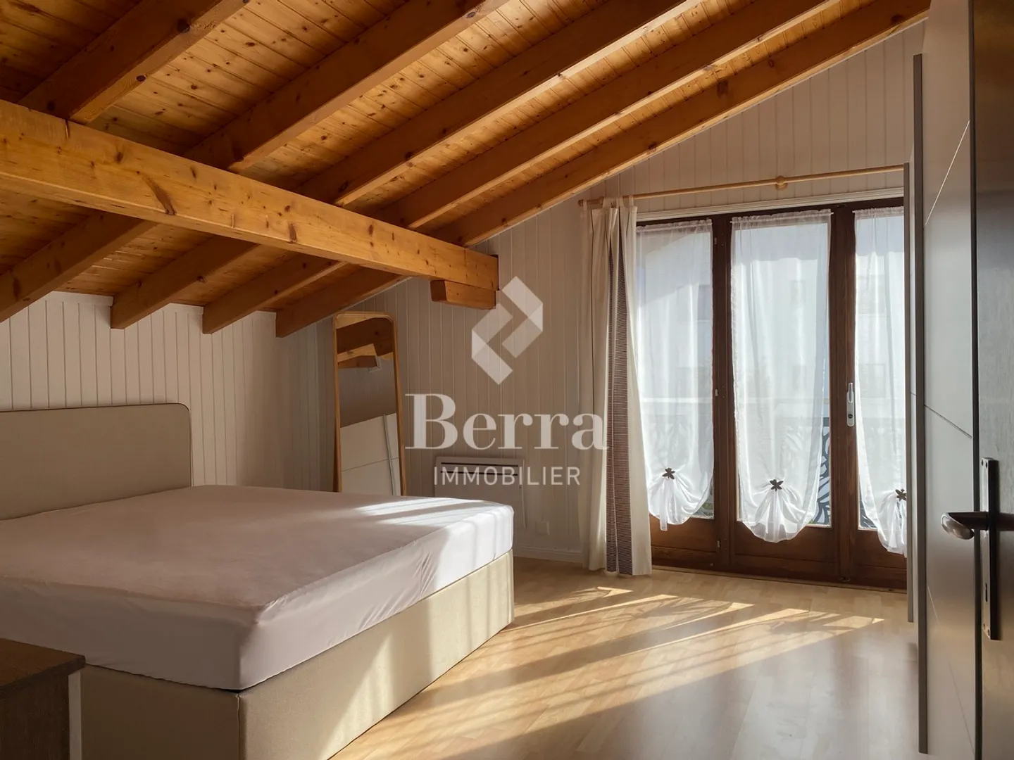 Multi-apartment villa with high rental potential - Photo 3 of 23