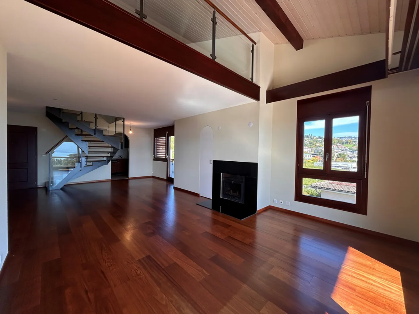 Prachtiges Duplex von 4.5 Zimmern im 2. Stock mit etwa 145m2 - Foto 2 von 11