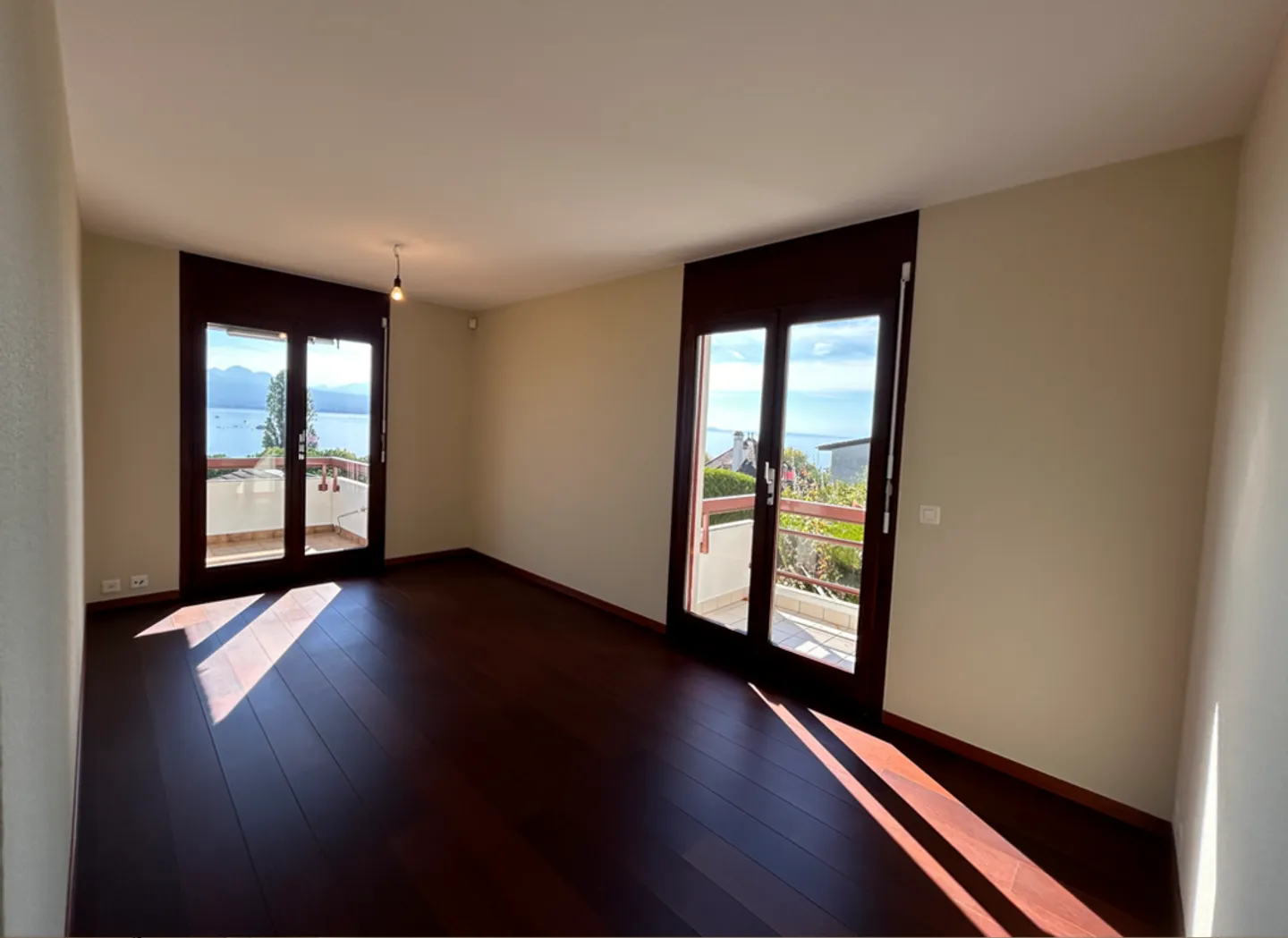 Prachtiges Duplex von 4.5 Zimmern im 2. Stock mit etwa 145m2 - Foto 6 von 11