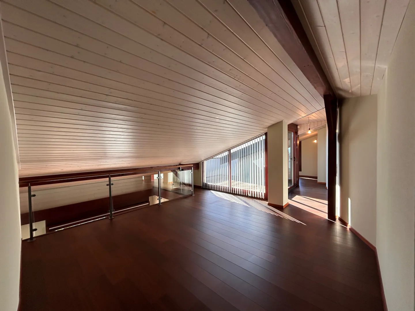 Prachtiges Duplex von 4.5 Zimmern im 2. Stock mit etwa 145m2 - Foto 8 von 11
