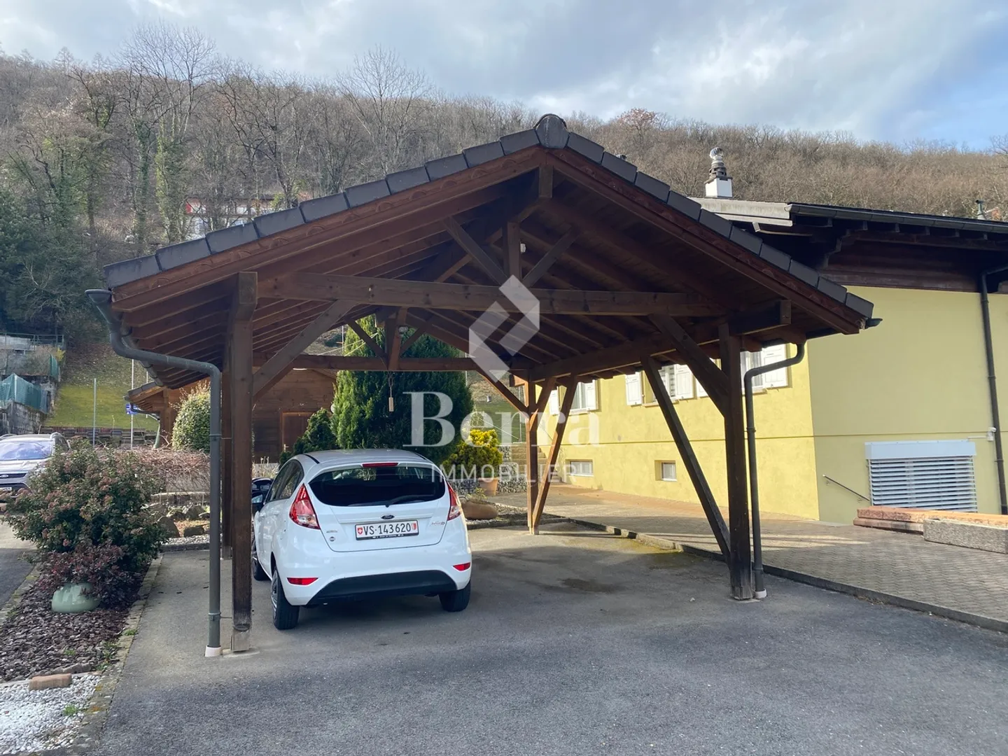 Multi-apartment villa with high rental potential - Photo 14 of 23