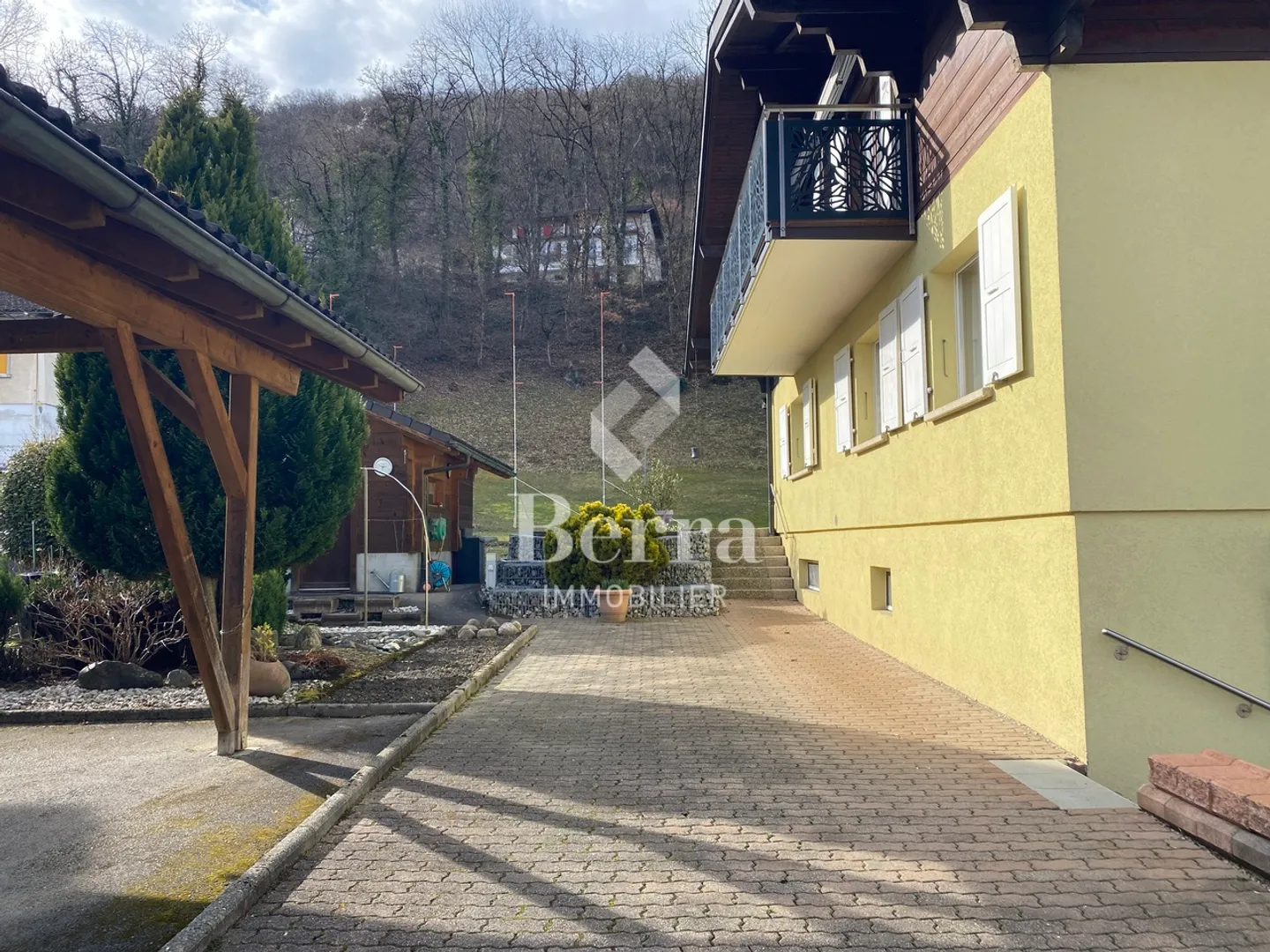 Multi-apartment villa with high rental potential - Photo 15 of 23