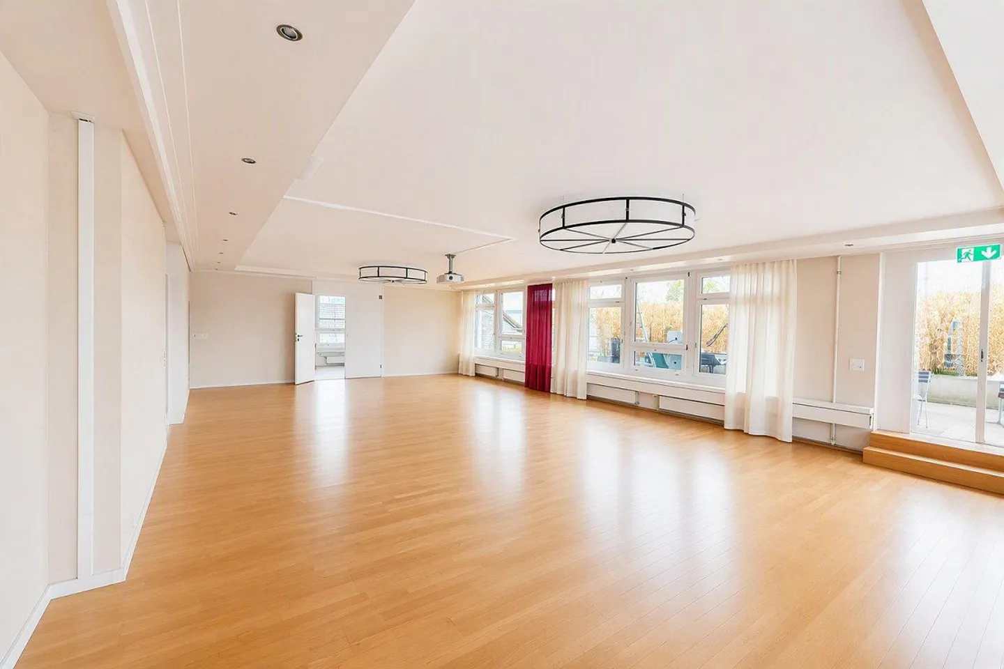 Single Tenant Commercial Building in Attractive Location - Photo 3 of 8