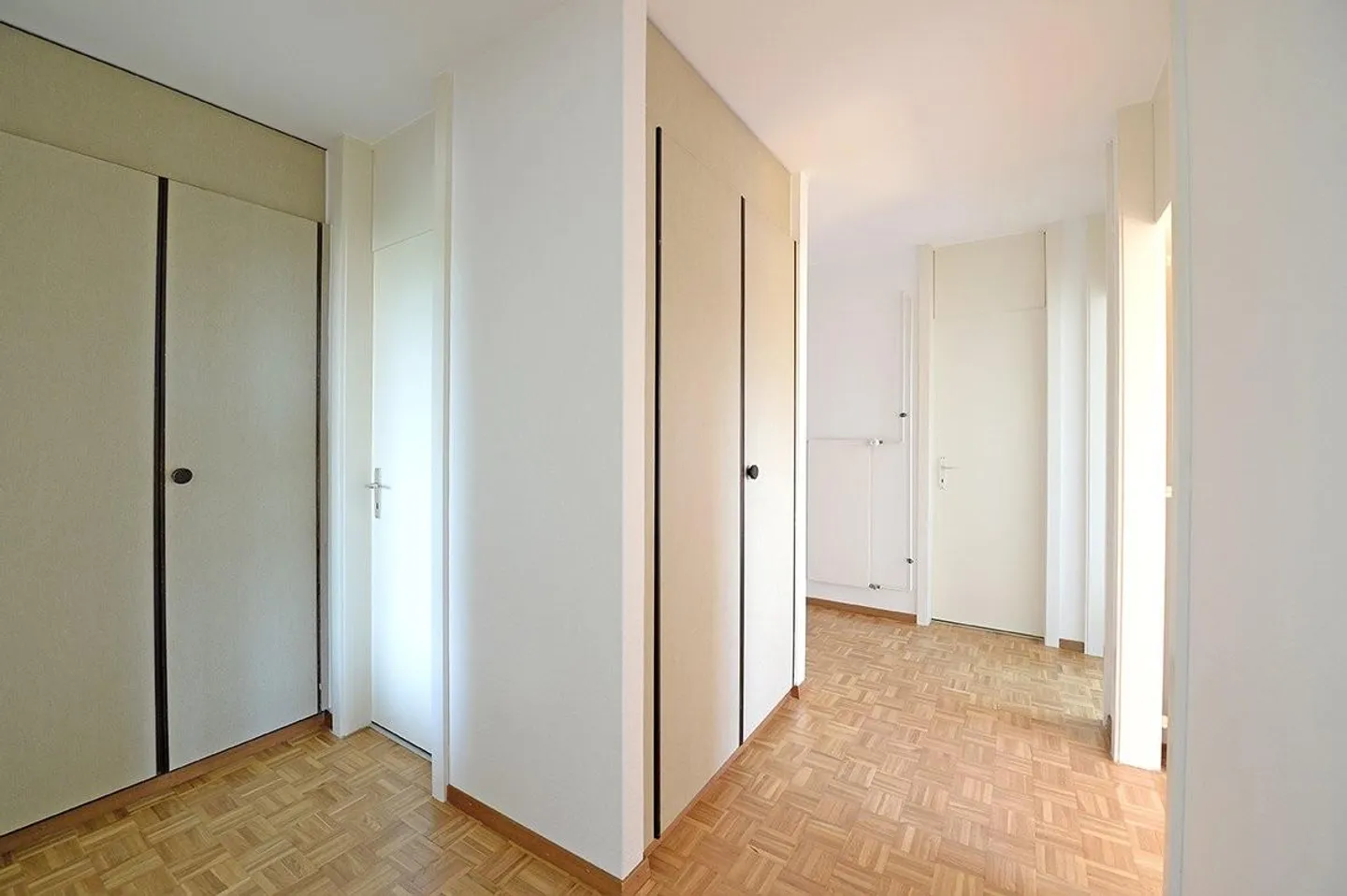 2.5 rooms in a very family-friendly neighborhood close to all amenities - Photo 7 of 12