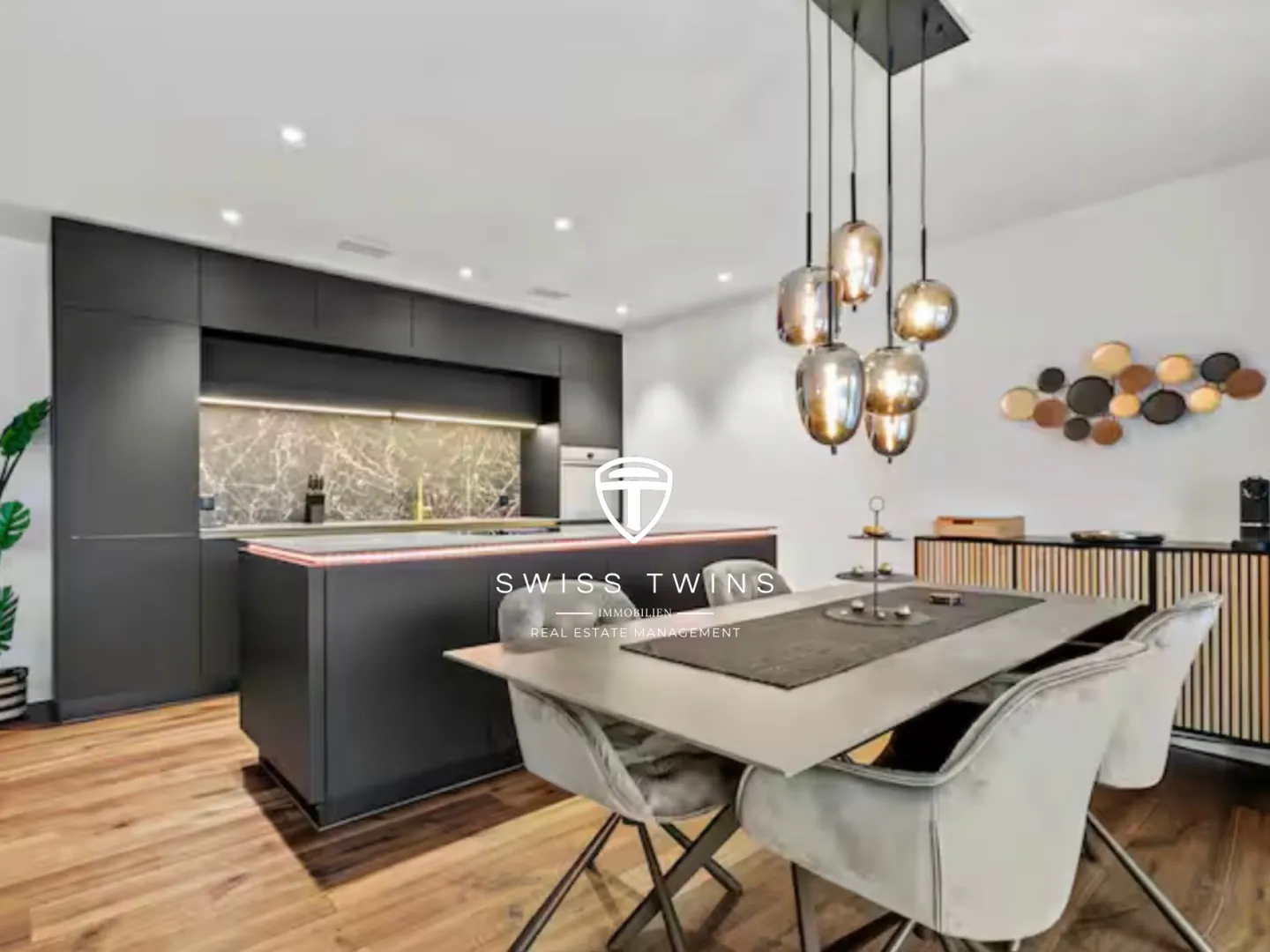 Appartement de terrasse luxueux de 3,5 pièces avec terrasse privée de 132 m² et vue imprenable sur Pilatus et Rigi - Photo 2 sur 11