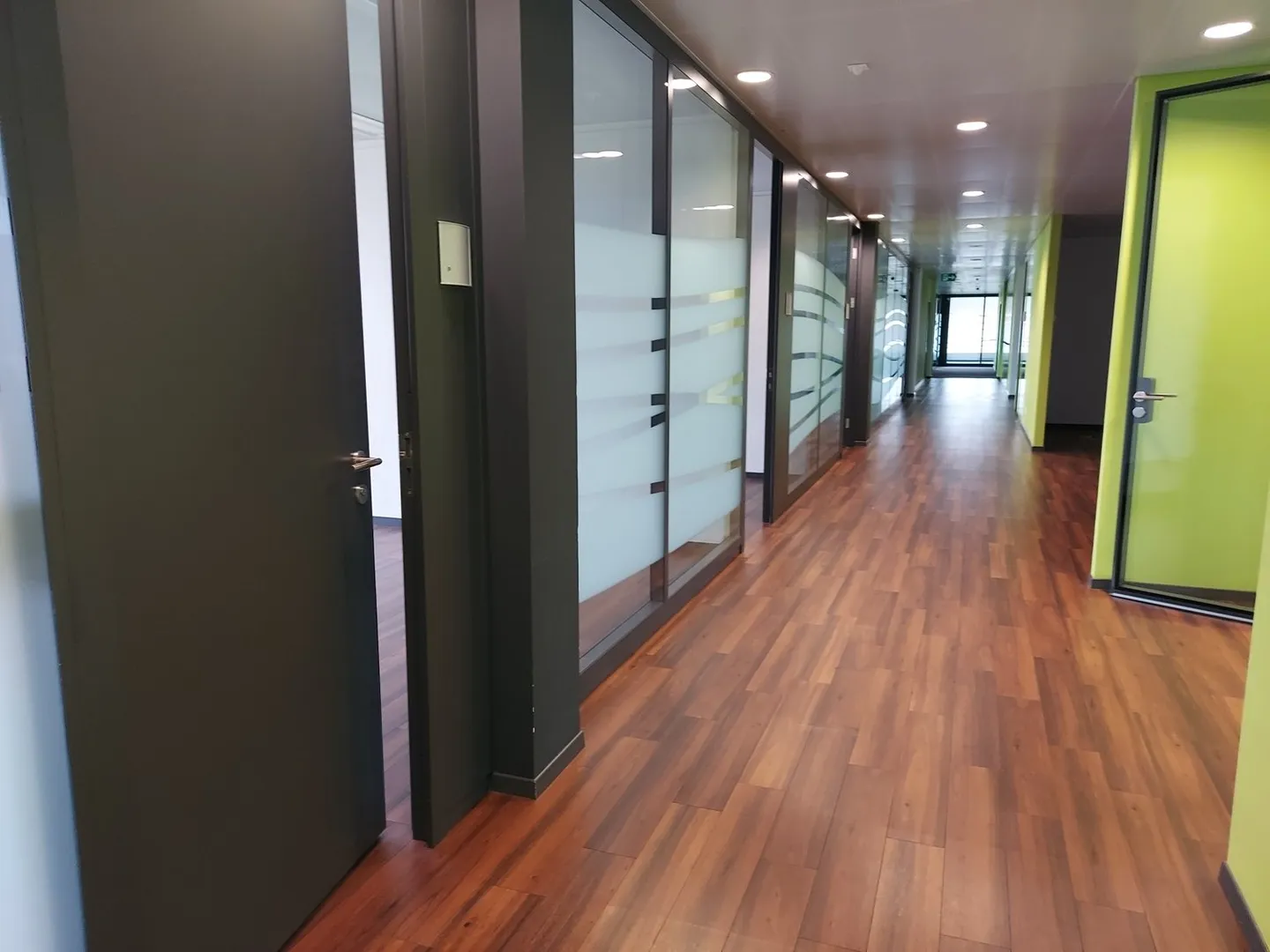 Espaces de bureau avec équipements de haute qualité, spacieux et de haut standing - Photo 10 sur 13