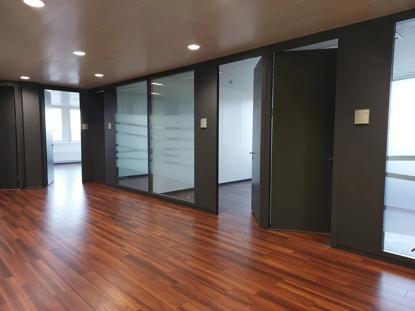 Espaces de bureau avec équipements de haute qualité, spacieux et de haut standing - Photo 11 sur 13