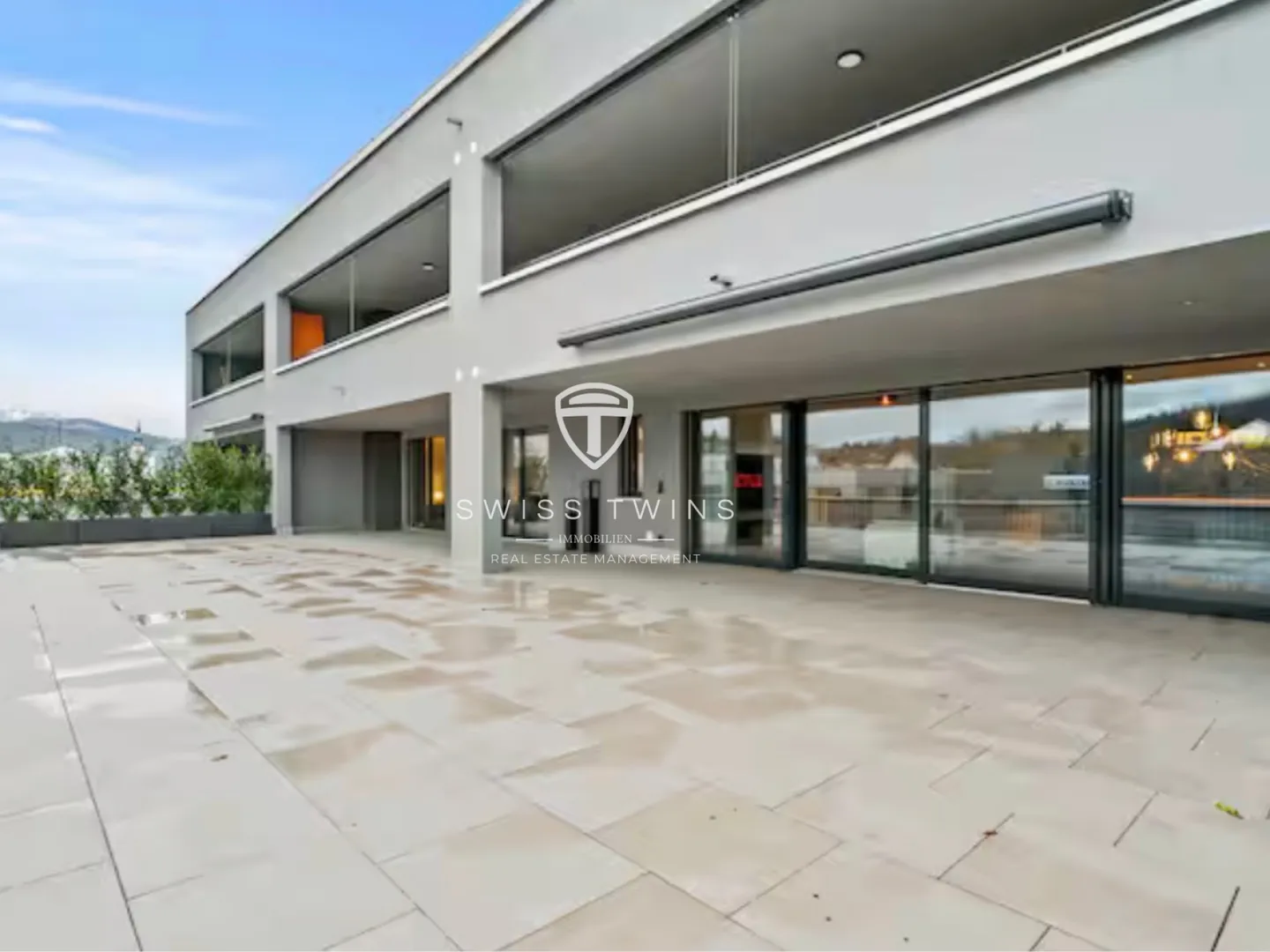 Appartement de terrasse luxueux de 3,5 pièces avec terrasse privée de 132 m² et vue imprenable sur Pilatus et Rigi - Photo 1 sur 11