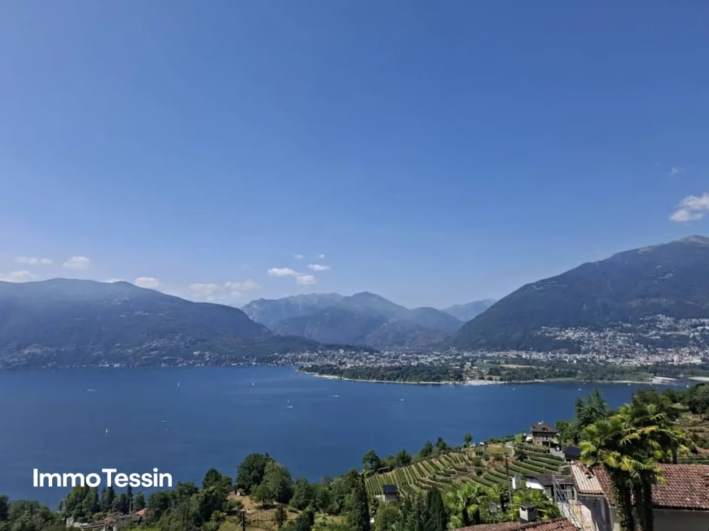 Belle villa avec piscine et appartement d'invité dans un emplacement exclusif avec une vue fantastique à 180 degrés sur le lac Majeur - Photo 2 sur 13