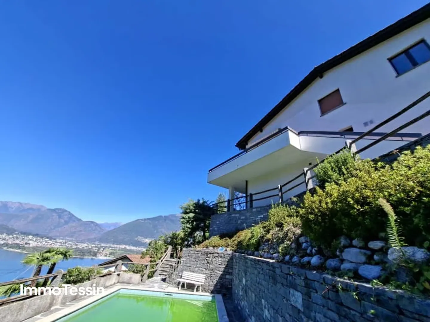 Belle villa avec piscine et appartement d'invité dans un emplacement exclusif avec une vue fantastique à 180 degrés sur le lac Majeur - Photo 3 sur 13