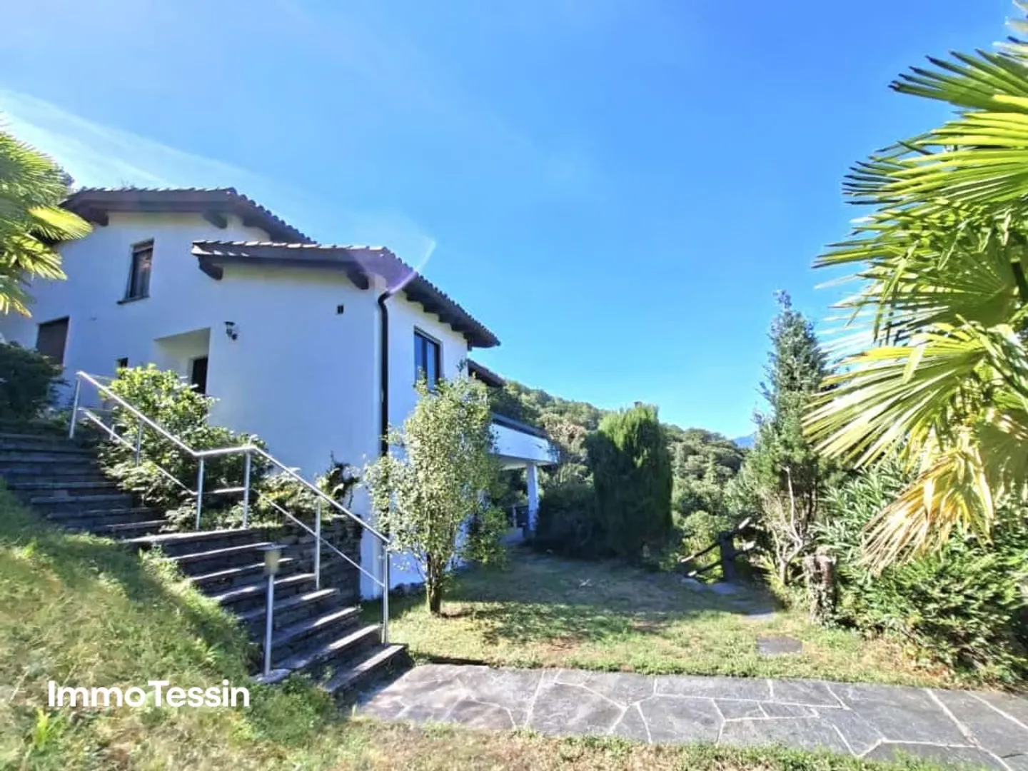 Belle villa avec piscine et appartement d'invité dans un emplacement exclusif avec une vue fantastique à 180 degrés sur le lac Majeur - Photo 4 sur 13