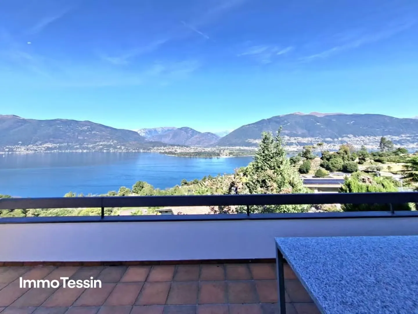 Belle villa avec piscine et appartement d'invité dans un emplacement exclusif avec une vue fantastique à 180 degrés sur le lac Majeur - Photo 6 sur 13