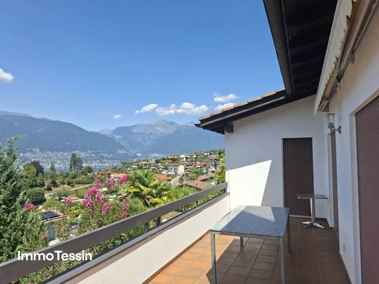 Belle villa avec piscine et appartement d'invité dans un emplacement exclusif avec une vue fantastique à 180 degrés sur le lac Majeur - Photo 7 sur 13