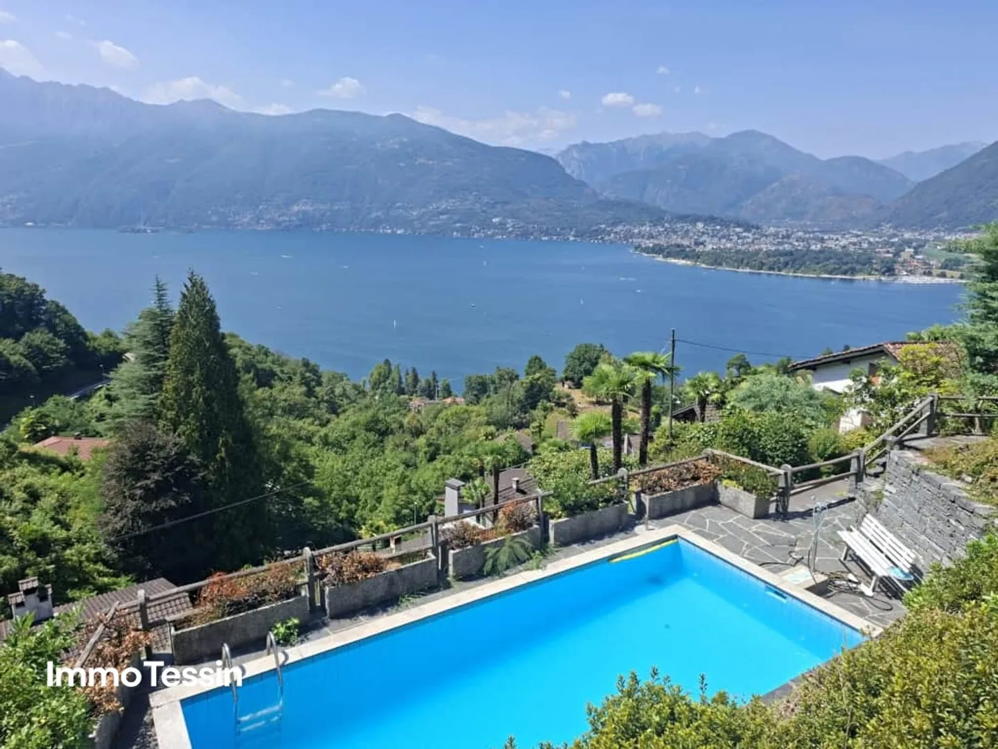 Belle villa avec piscine et appartement d'invité dans un emplacement exclusif avec une vue fantastique à 180 degrés sur le lac Majeur - Photo 1 sur 13