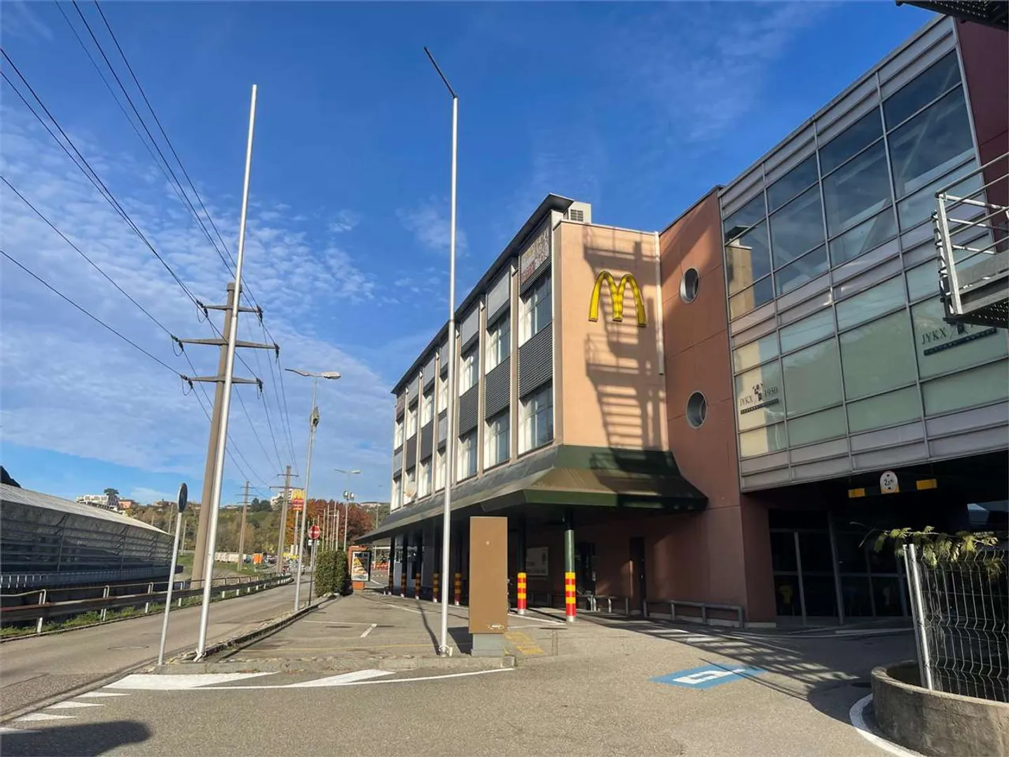 Over 4,000 square meters available in a new shopping center - Photo 9 of 11