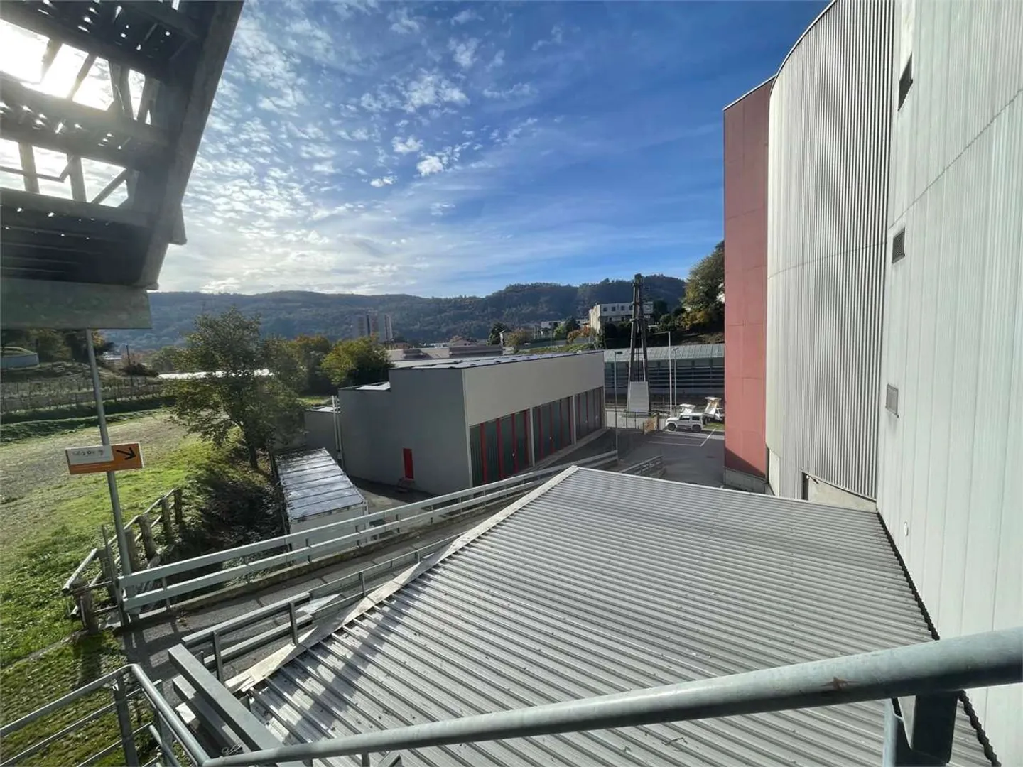 Over 4,000 square meters available in a new shopping center - Photo 10 of 11