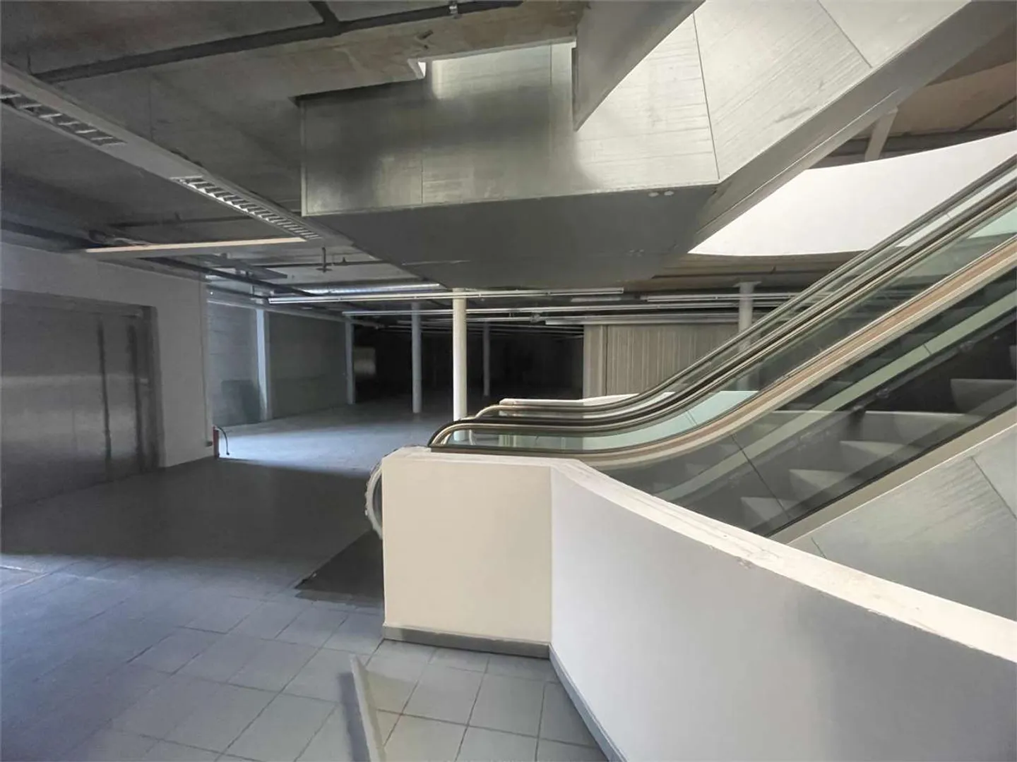 Over 4,000 square meters available in a new shopping center - Photo 11 of 11