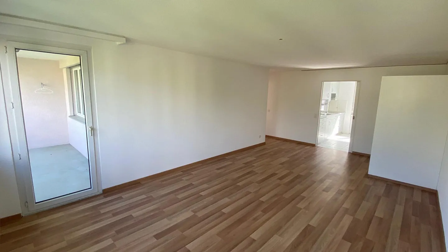 Appartement 3 1/2 pièces bien entretenu (3ème étage) dans un quartier résidentiel calme - Photo 3 sur 7