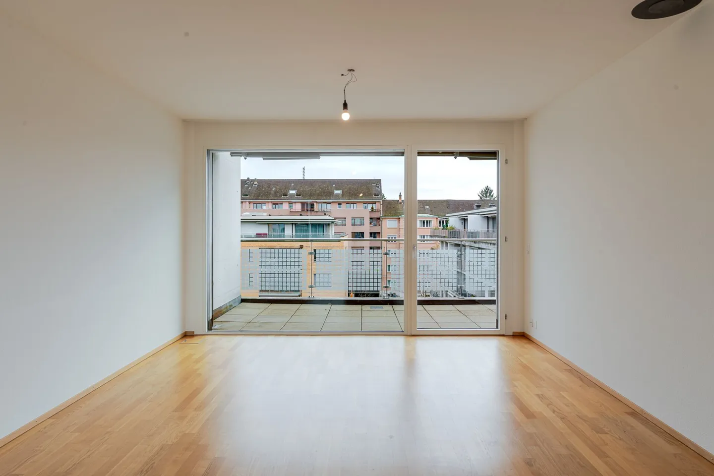 Bright 3.5 room penthouse apartment plus hobby room and 2 parking spaces in the popular Gundeli district - Photo 3 of 13