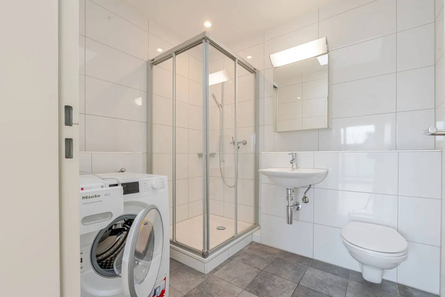 Bright 3.5 room penthouse apartment plus hobby room and 2 parking spaces in the popular Gundeli district - Photo 7 of 13