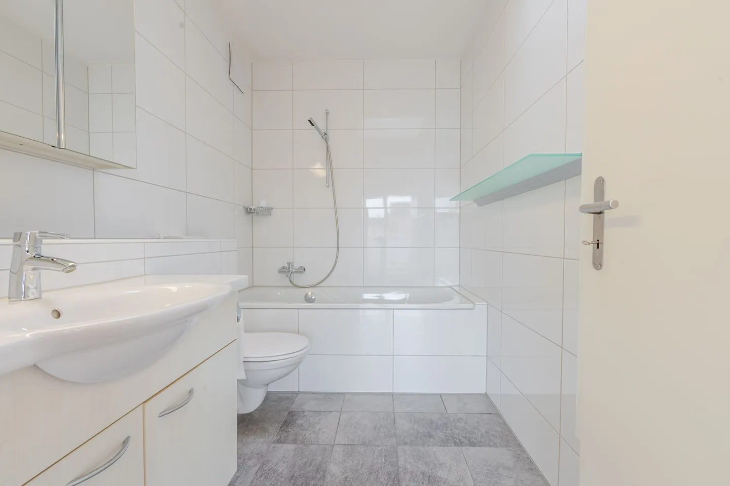 Bright 3.5 room penthouse apartment plus hobby room and 2 parking spaces in the popular Gundeli district - Photo 9 of 13