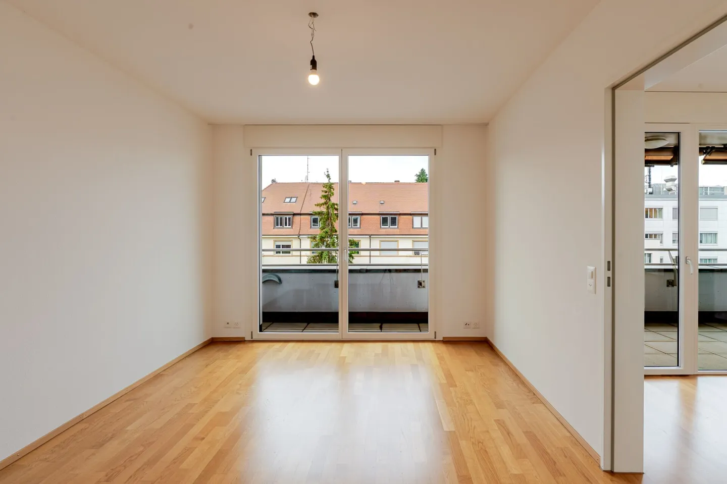 Bright 3.5 room penthouse apartment plus hobby room and 2 parking spaces in the popular Gundeli district - Photo 12 of 13