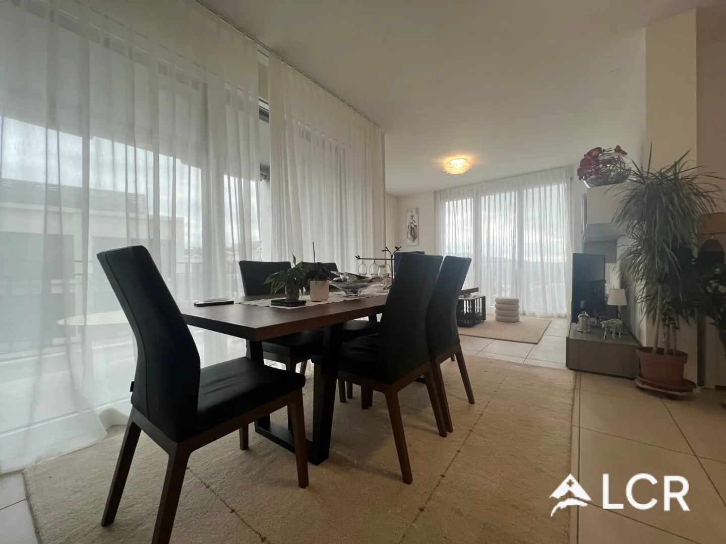 Magnifique appartement de 3,5 pièces avec 2 chambres, 1 salle de bain, 1 balcon et 1 terrasse - Photo 5 sur 13