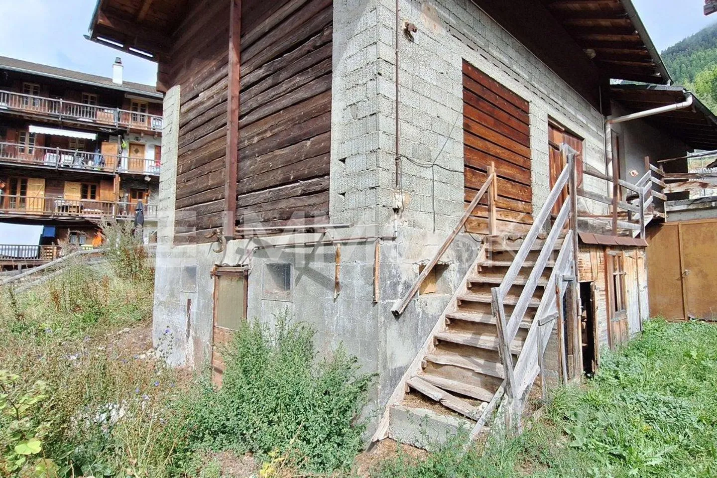 Barn for Renovation in Evolène - Photo 1 of 5