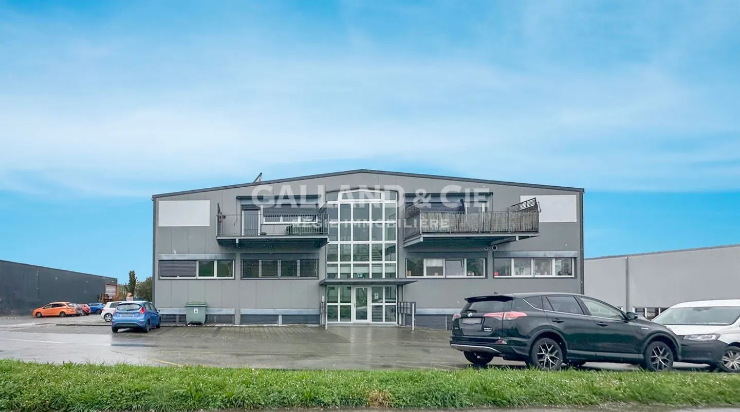 Mixed-use building for sale - Photo 1 of 2