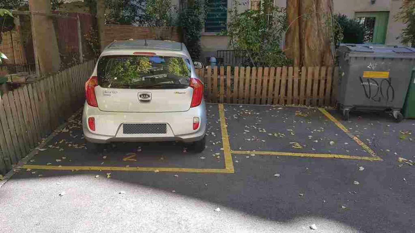 Piccolo parcheggio in una posizione centrale - Foto 2 di 2