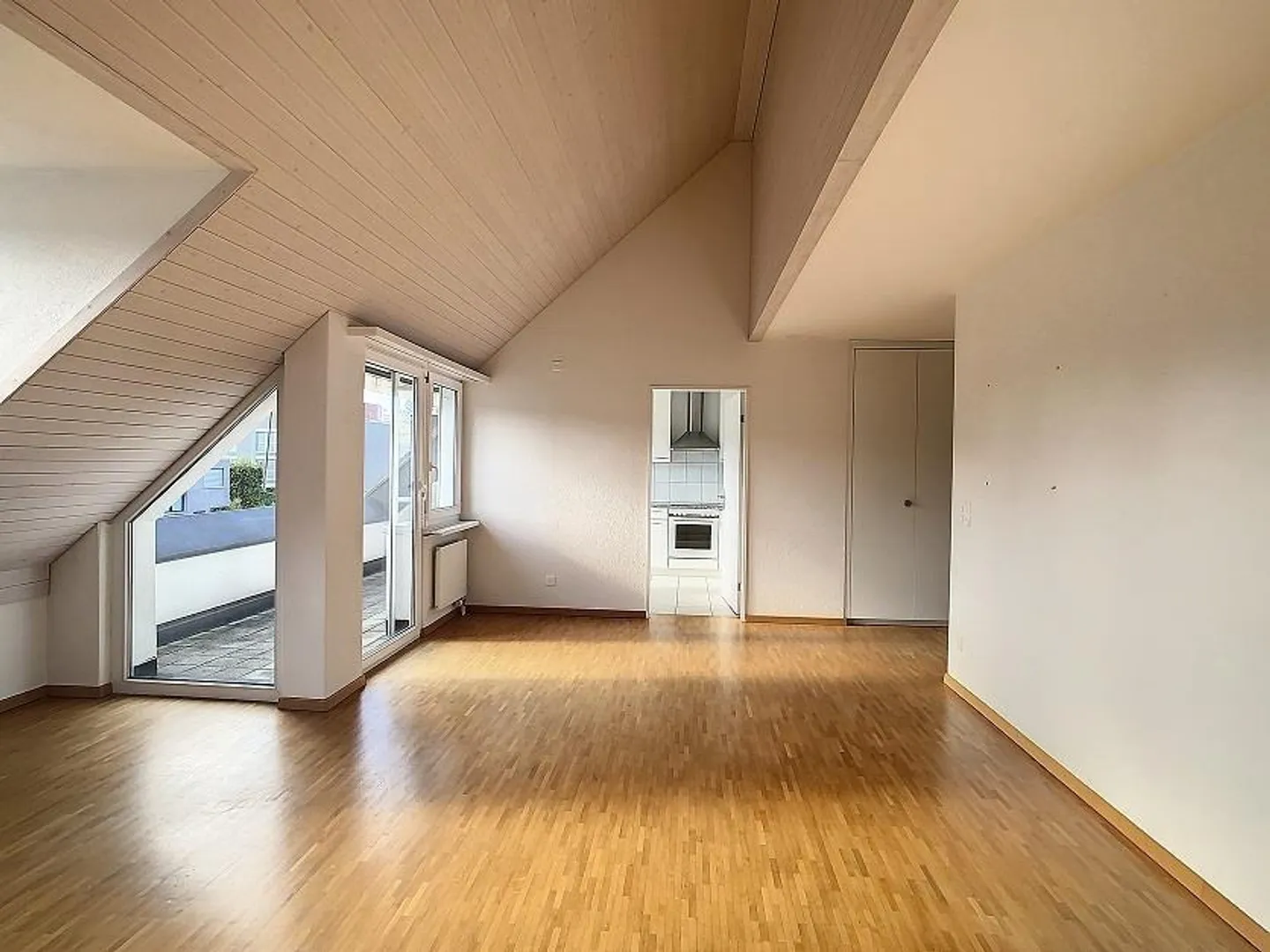 Appartement sous les combles lumineux et spacieux de 3,5 pièces à Oberglatt - Photo 2 sur 8