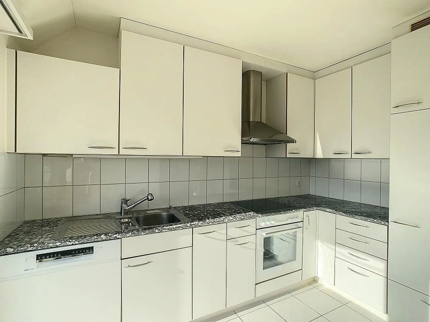 Appartement sous les combles lumineux et spacieux de 3,5 pièces à Oberglatt - Photo 3 sur 8