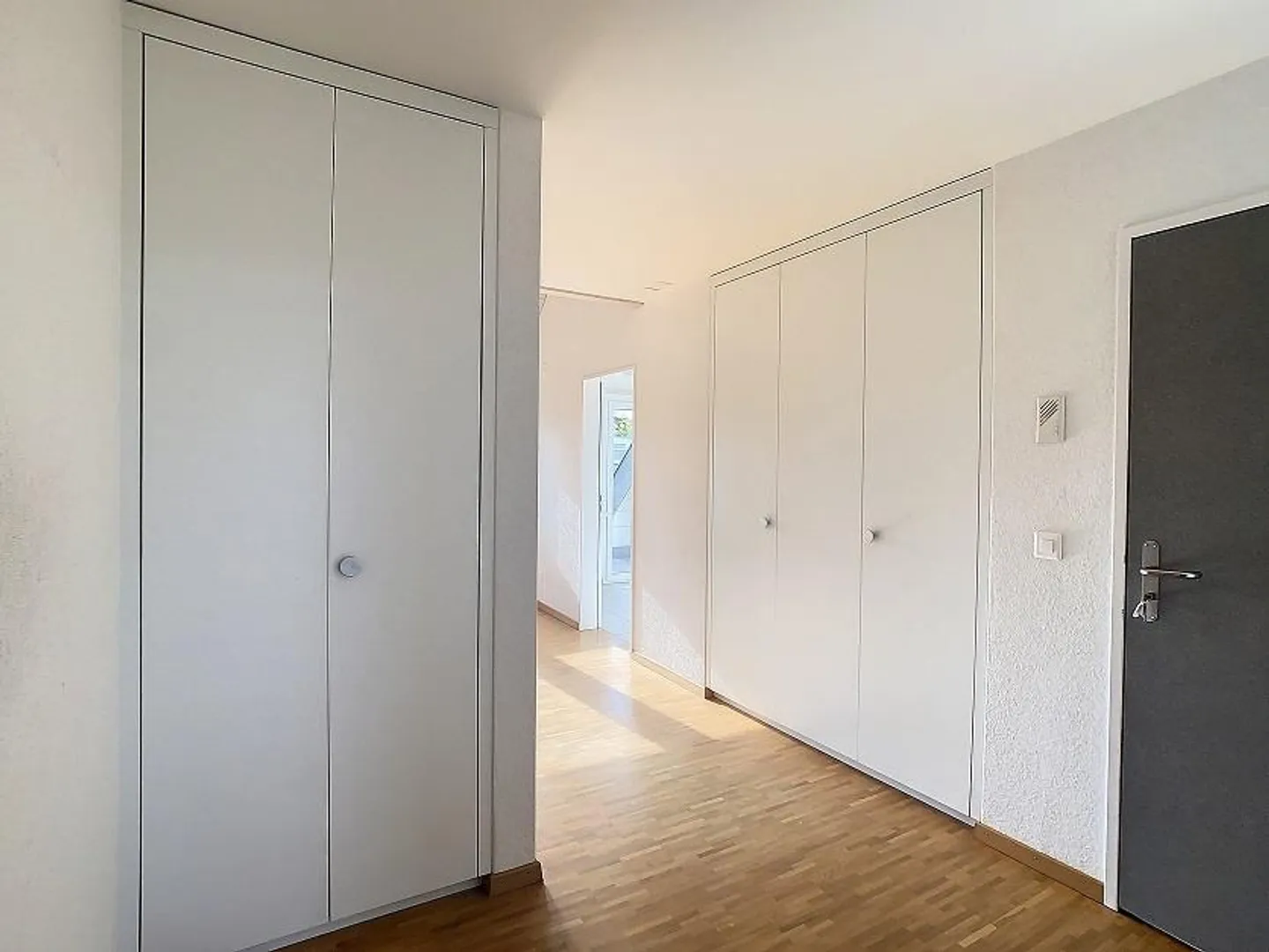 Appartement sous les combles lumineux et spacieux de 3,5 pièces à Oberglatt - Photo 4 sur 8