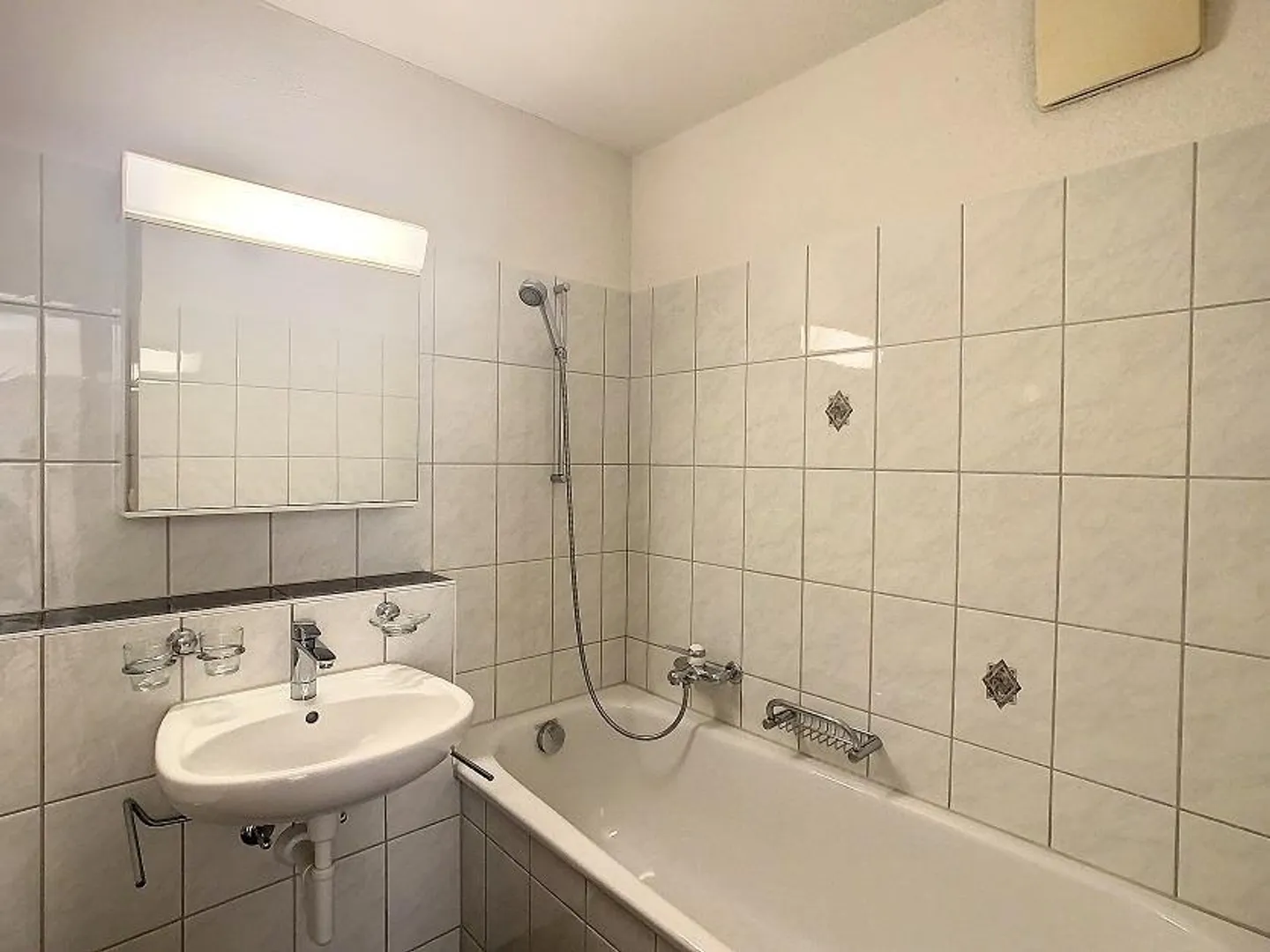 Appartement sous les combles lumineux et spacieux de 3,5 pièces à Oberglatt - Photo 5 sur 8