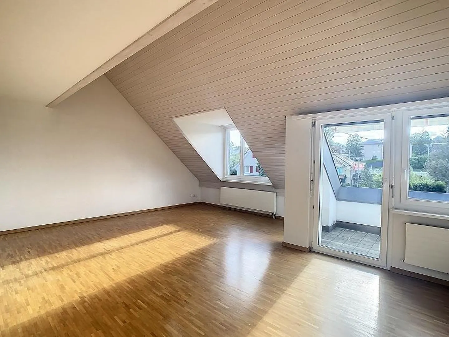 Appartement sous les combles lumineux et spacieux de 3,5 pièces à Oberglatt - Photo 6 sur 8