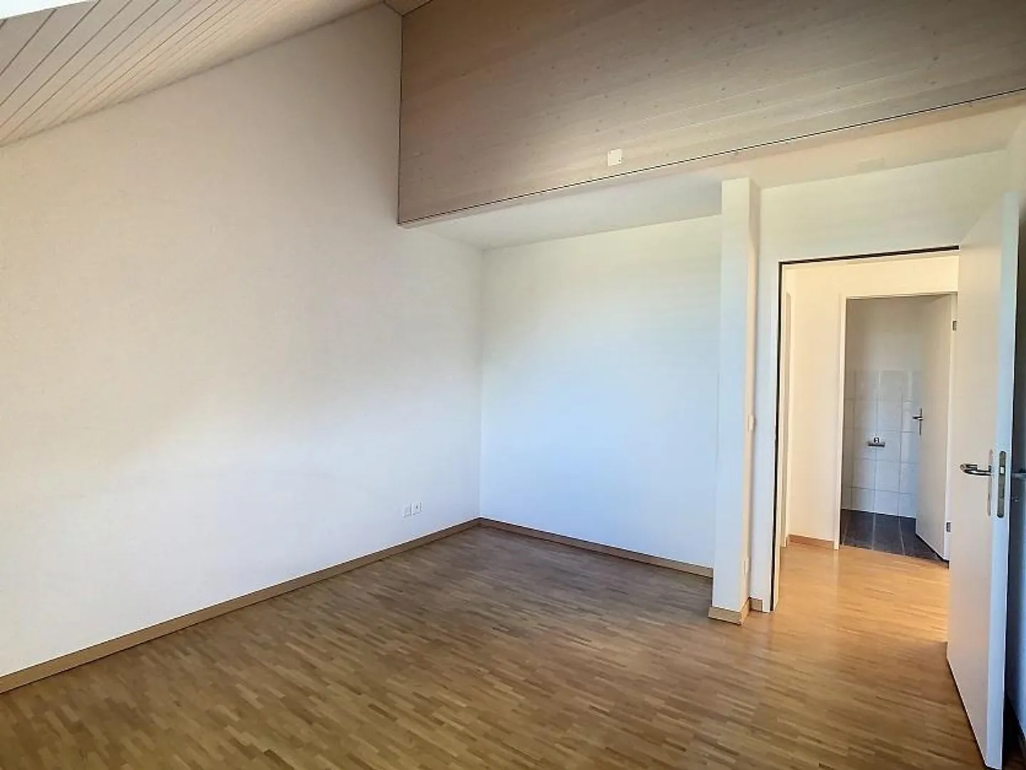 Appartement sous les combles lumineux et spacieux de 3,5 pièces à Oberglatt - Photo 7 sur 8