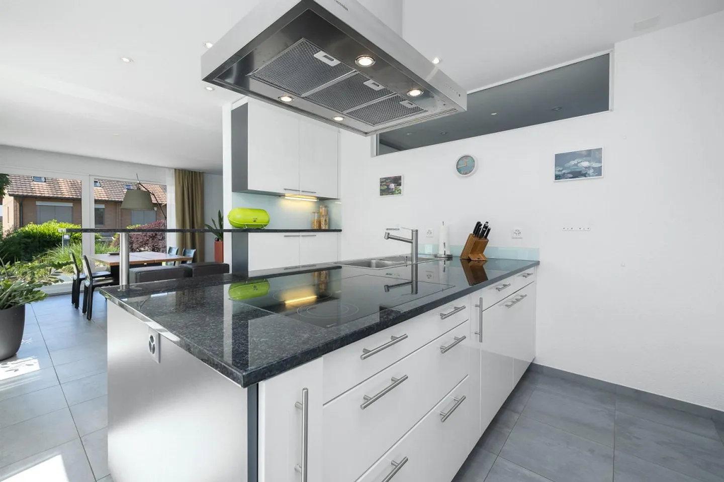 Spacious living with plenty of comfort - Photo 6 of 10